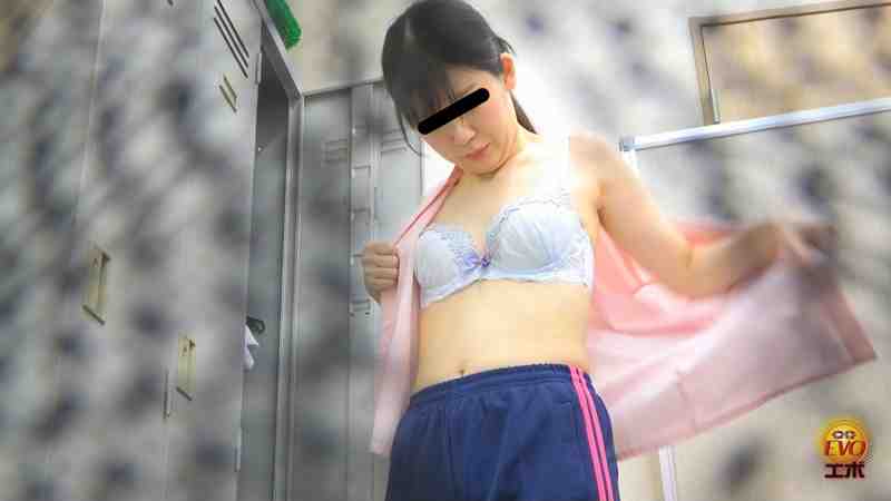 女子校更衣室こっそりオナニー