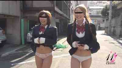 露出JK パンツ丸出しウォーキング