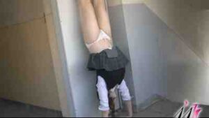 JKアクション!!逆立ちパンチラ1