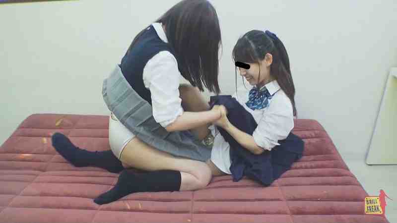 女子校生パンツファイト!脱がし合い!!