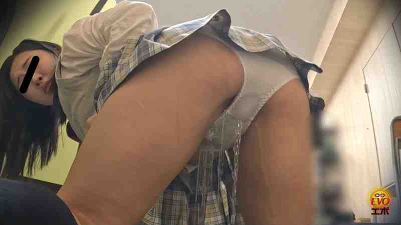 女学生隠撮 説教中に滴るおしっこ漏らし